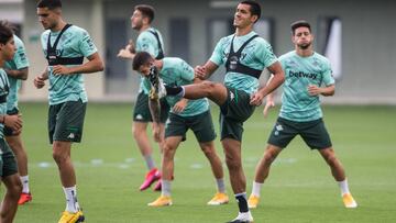 Mandi y Bartra, junto al grupo.