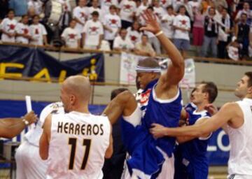La triste pelea de la tenporada 2004-05 con la patada de Garcés a Herreror.