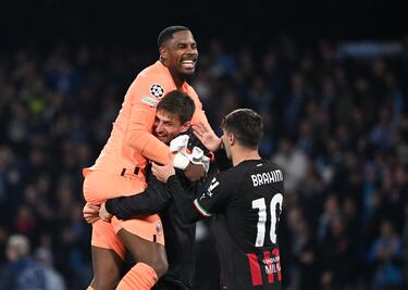 El portero del AC Milan, Mike Maignan, se abraza a sus compañeros tras la clasificación del conjunto italiano a las semifinales de Champiosn League 22/23. EL guardameta nacido en Cayena, una ciudad francesa en América del Sur, capital del departamento de ultramar de Guayana Francesa, paró un penalti a Kvaratskhelia.