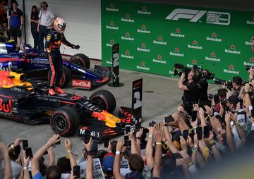 Max Verstappen celebra la victoria de carrera. 