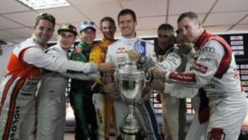 TODOS QUIEREN ESE TROFEO. Jorge Lorenzo pone el sabor español a la gran fiesta con la que se cierra cada temporada de motor.