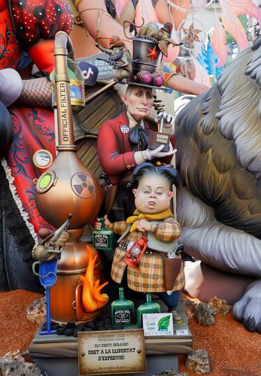'Ninots', o figuras gigantes, que representan al presidente ruso, Vladimir Putin, amenazando con presionar el botón "Game Over" y al líder norcoreano, Kim Jong Un, con una pistola junto a una caldera nuclear, se exhiben en las calles antes de ser quemados durante las Fallas, en Valencia. 