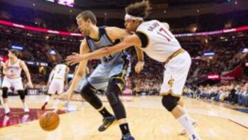 Bonito duelo entre Marc Gasol y Andersen Varejao.