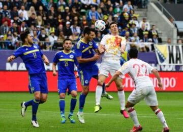 Aduriz y Emir Spahic saltan a por un balón.