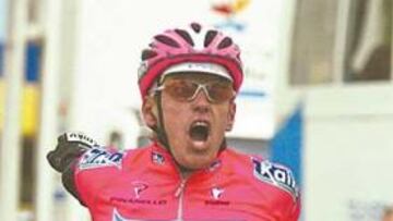 <b>HISTÓRICO. </b>Aranaga, del Kaiku, entra ganador en la meta de Alzira.