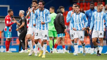 Los jugadores del Málaga celebran su victoria en Lugo.