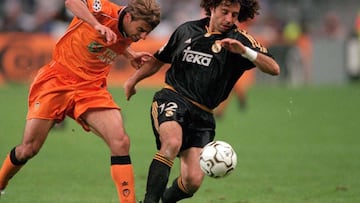 Iván Campo pugna con Claudio López por el control del balón