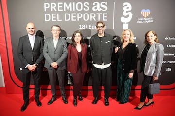 Dierectivos de Hyundai España posan en la alfombra roja de los Premios As del Deporte 2024. En la imagen Dionisio Izquierdo; Director de negocio proyectos especiales Prisa Media, Santiago de la Rocha; jefe de prensa de Hyundai, Mariana Langone; directora general comercial del grupo PRISA, Vicente Jiménez; director de Diario As, Margarita Rodríguez; advertising senior manager y Elena Gris, directora de marketing de Hyundai.