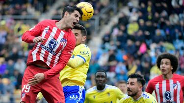 Morata intenta el remate de cabeza ante el Cádiz.