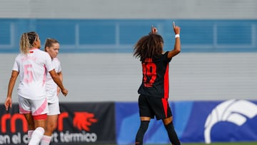FUENLABRADA (MADRID), 05/10/2024.- Vicky López, del Barcelona celebra el tercer gol de su equipo ante el Madrid CFF durante el partido de Liga F que se disputa este sábado en Fuenlabrada. EFE/ Rodrigo Jimenez