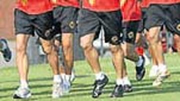 <b>ILUSIÓN DEL DEBUT. </b>La plantilla inauguró la temporada en Camp Clar. El entrenamiento fue bastante suave, típico en las primeras sesiones, antes de que Javi López inicie el trabajo duro en Holanda. El técnico explicó primero los objetivos del curso, y sus intenciones. El buen ambiente reinó en la sesión, que supuso también la vuelta oficial de Abel Buades.