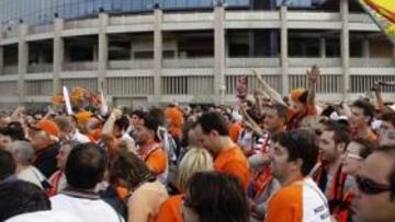 <b>ÚLTIMA OCASIÓN. </b>Aficionados del Valencia en los aledaños del Calderón en la final de Copa de 2008.