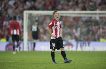 1-3. Iker Muniain desolado tras el tercer gol marcado por Mikel Oyarzabal.