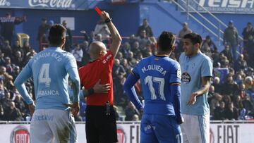 El &aacute;rbitro muestra tarjeta roja a Maxi G&oacute;mez durante el partido contra el Getafe.