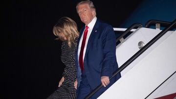 US President Donald Trump and First Lady Melania Trump disembark from Air Force One upon arrival at Palm Beach International Airport in West Palm Beach, Florida, December 23, 2020, as he travels to Mar-a-lago for Christmas and New Year&#039;s. (Photo by S