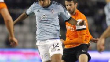 Rafinha lucha un balón con el defensa portugués del Málaga Flavio Ferreira.