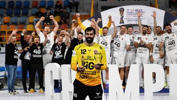 Rodrigo Corrales celebra el Mundial de Clubes en El Cairo, con Xavi Pascual detrás, el primero a la derecha.