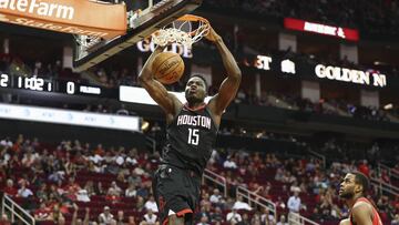 Clint Capela realiza un mate ante los New Orleans Pelicans.