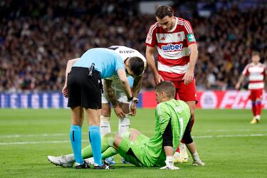 Se echa al suelo el portero del Granada y pide el cambio. Deja el campo con problemas en la espalda.