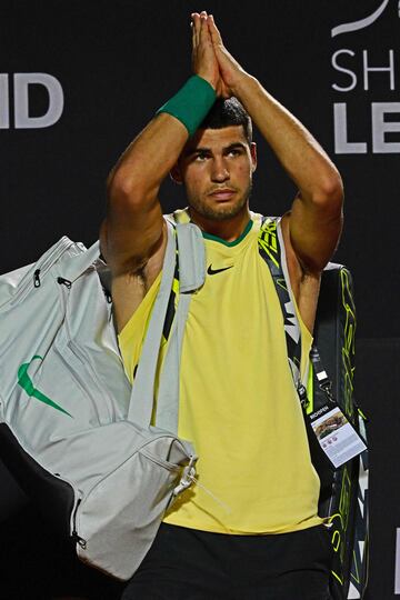 El tenista murciano, Carlos Alcaraz, se enfrentaba en Río de Janeiro a Thiago Monteiro. Pero el español se torció el tobillo derecho cuando apenas se habían disputado dos puntos de su duelo de primer ronda. Aunque logró continuar, decidió retirarse tras el segundo juego, con el marcador igualado (1-1 en 18 minutos, tres o cuatro de actividad real). El percance sufrido pone en peligro su participación en la exhibición que tiene previsto disputar en Las Vegas (Estados Unidos) contra Rafa Nadal el 3 de marzo.