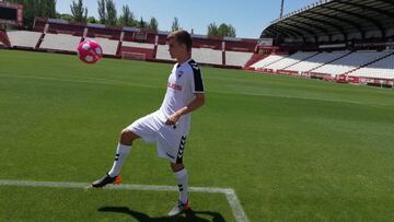 Aleix Febas durante su presentaci&oacute;n con el Albacete Balompie.