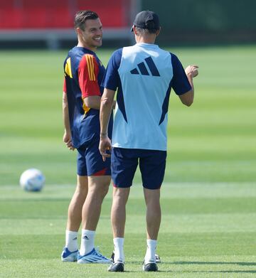 Luis Enrique charlando junto a César Azpilicueta.