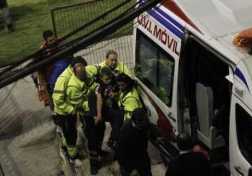 0-2. Un aficionado del Athletic es retirado en ambulancia.