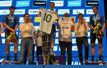 Evenepoel, con el 10 de Argentina.