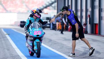 David Alonso recibiendo el saludo de Fabio Quartararo.