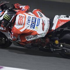 Lorenzo estrena el capítulo de caídas con la Ducati