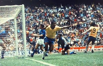 Jairzinho festejando el tercer tanto de Brasil contra Italia en la final.