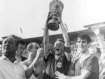 Beckenbauer fue protagonista en el primer título de la historia del FC Bayern.
El defensa, en la imagen, segundo por la izquierda, fue clave en la final de la Copa de Alemania de 1966, que disputó el Bayern contra el Duisburgo. El libero, además, anotó el 4-2 definitivo.