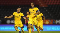 ROSARIO, ARGENTINA - FEBRUARY 21: Carlos Izquierdoz (R) of Boca Juniors celebrates with teammate Nicol&aacute;s Capaldo (L) after scoring his team&#039;s first goal during a match between Newell&#039;s Old Boys and Boca Juniors as part of Copa De La Liga Profesional 2021 at Marcelo Bielsa Stadium on February 21, 2021 in Rosario, Argentina. (Photo by Luciano Bisbal/Getty Images)