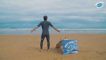 El surfista Aritz Aramburu, concienciado con la pesca sostenible