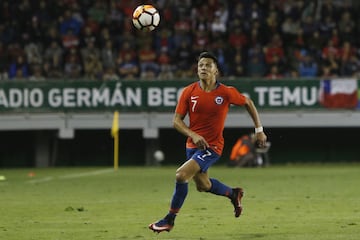 Alexis Sánchez viene de una temporada para el olvido en Inglaterra y quiere dejar atrás este año jugando por Chile. El delantero dejó atrás una lesión y al parecer estará disponible para todos los partidos de Chile en esta copa. 