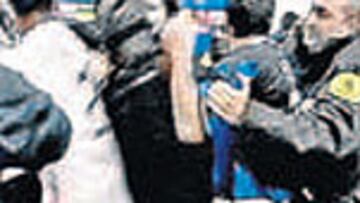 <b>IRA INTERISTA. </b>El puñetazo que David Navarro le propinó a Burdisso provocó la reacción de sus compañeros. Toldo se fue a por el valencianista y llegó a entrar en el vestuario del conjunto de Mestalla. Cambiasso, Figo, Mancini y Mihjalovic también intentaron entrar, pero se lo impidieron las fuerzas de seguridad. Ya dentro, Toldo no encontró al zaguero ché, que ya había abandonado las instalaciones del estadio.