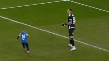 Nadie lo podía creer: un arquero hace esto con un niño y le rompe la ilusión