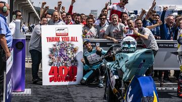 Torres celebrando con su equipo el podio 400 del Aspar Team.