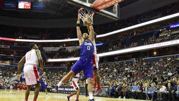 Marcin Gortat machacando el aro ante los Washington Wizards.