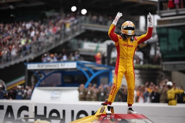 Álex Palou hace historia tras conquistar una de las carreras más importantes del automovilismo, las 500 Millas de Indianápolis.
