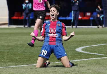 La pichichi de Primera Iberdrola lo remata y todo y, casi todo, va para dentro. Con 26 goles en 30 partidos, la granadina se ha convertido en intocable en su segundo año como grandota. A sus 28 años tiene mucha experiencia, se mueve bien en el área, es un incordio para las centrales y tiene buenos desmarques. Una delantera que lleva toda la temporada en racha y es una de las razones por las que el Levante está en Champions.