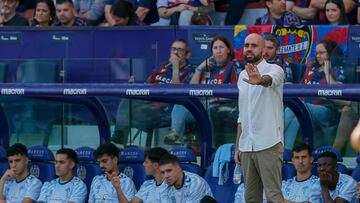 Claudio Giráldez, entrenador del Celta, da indicaciones durante el partido contra el Levante correspondiente a la 11ª jornada de LaLiga EA Sports.
