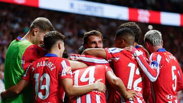 MADRID, 25/08/2024.- El centrocampista del Atlético Marcos Llorente (3i, de espaldas) celebra con sus compañeros tras marcar el segundo gol ante el Girona, durante el partido de la segunda jornada de Liga de Primera División que Atlético de Madrid y Girona disputan esta tarde en el Civitas Metropolitano, en Madrid. EFE/Mariscal