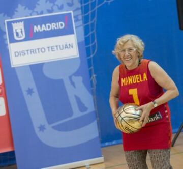 Manuela Carmena posando con la camiseta conmemorativa con su nombre.