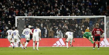 3-1. Gonçalo Guedes marca el gol del conjunto che tras lanzar el penalti, desviar Courtois y rematar de nuevo con la cabeza para mandar el balón a la red.