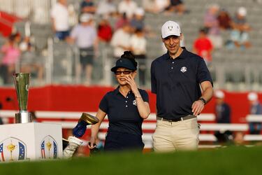 La actriz Catherine Zeta-Jones y el exjugador de la NBA Pau Gasol observan desde el tee de salida del Black Course, Farmingdale, Nueva York.