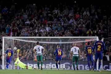 1-0. Messi marcó de penalti el primer gol.