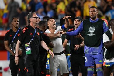 Al final del encuentro entre la selección uruguaya y la selección colombiano se produjeron unos hechos inadmisibles. Jugadores uruguayos se pelearon con aficionados colombianos que se situaban en la grada. Se prevén sanciones ejemplares por parte de Conmebol e incluso involucrando a la FIFA.