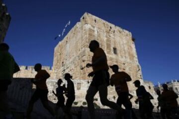 Unos 20.000 corredores tomaron parte en el evento deportivo anual el viernes, que incluye pistas de maratón completo y medio, pasando a través de una sección de la Ciudad Vieja, uno de los sitios más conocidos de Jerusalén.