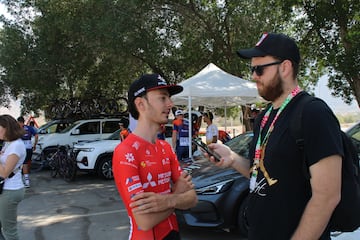 Marc Cabedo, hablando con AS en el Tour de Omn (Davide Terraneo JCL Team Ukyo)